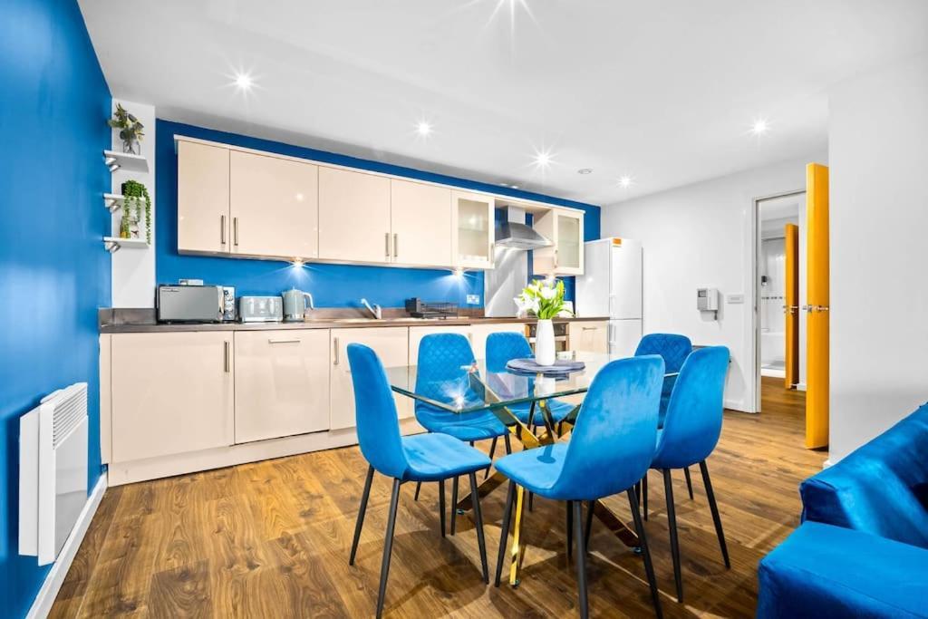 Top Floor City Centre Apartment - Sleeps 7 - 4 Beds - With Balcony And Parking - Smart Tv'S On Each Bedroom Wall - 5 Mins From Bullring, Selfridges, Moor Street Station - By Zena Stays Бирмингам Екстериор снимка