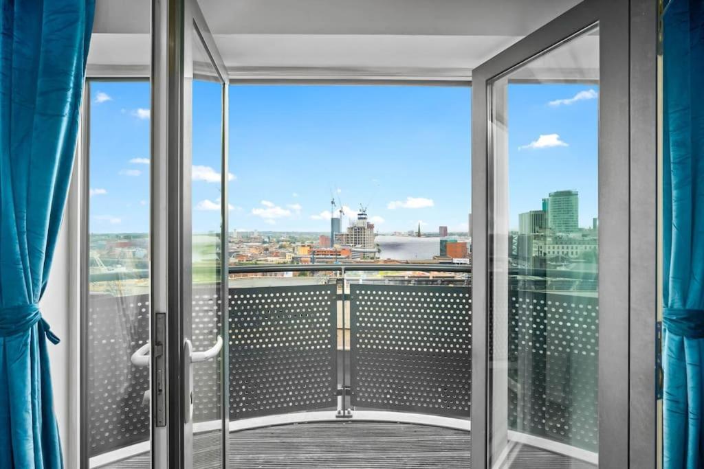 Top Floor City Centre Apartment - Sleeps 7 - 4 Beds - With Balcony And Parking - Smart Tv'S On Each Bedroom Wall - 5 Mins From Bullring, Selfridges, Moor Street Station - By Zena Stays Бирмингам Екстериор снимка
